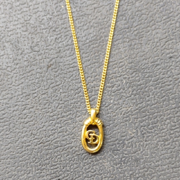 Dior Elegant Gold Pendant Necklace - Picture 3 of 3